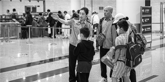         大连周水子出入境边防检查站设置了过境免签旅客快速办理专区，安排专人专岗负责过境免签人员审核和办理。大连周水子边检站供图