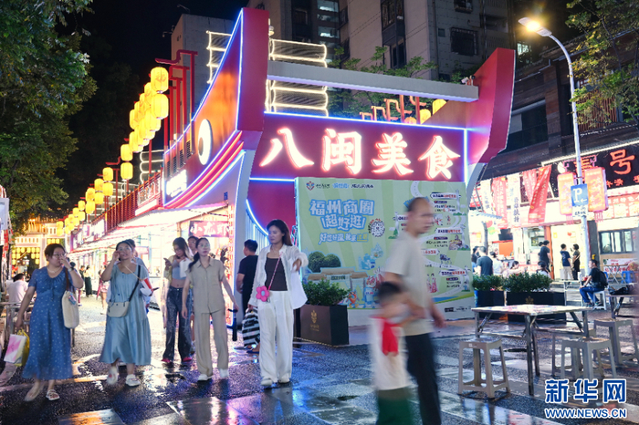 7月13日，市民游客在福州达明美食街游玩。新华社记者 林善传 摄