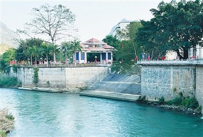 盘龙河穿过麻栗坡县县城，经天保口岸流向越南。图为河畔的天保口岸。