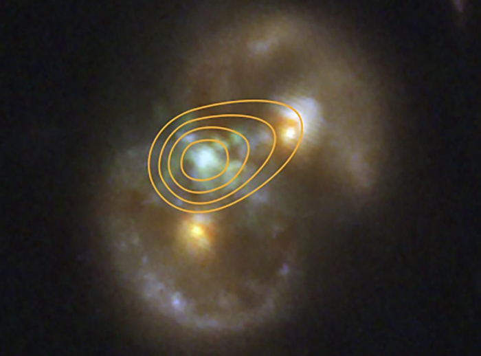 在上面这张图片中，叠加了一个等高线图，用以表示超大质量黑洞的位置。