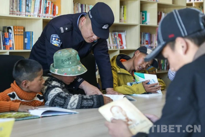 图为孩子们在“云上书苑”阅读