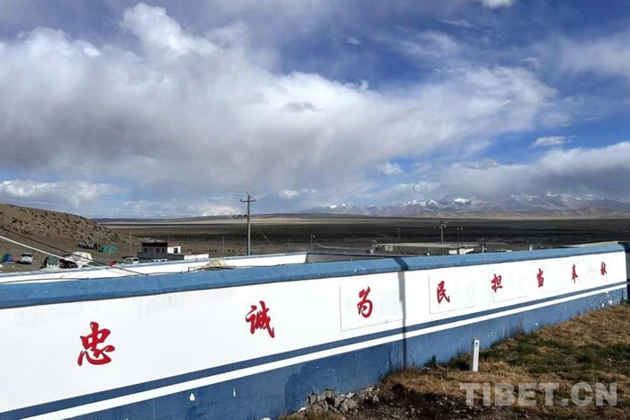 图为塔尔钦边境派出所外的山野景色摄影：边子捷