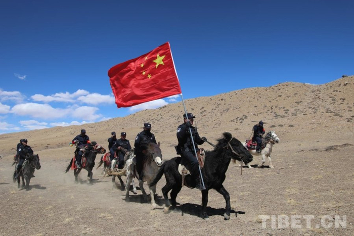 图为塔尔钦边境派出所民警正在巡逻受访者供图