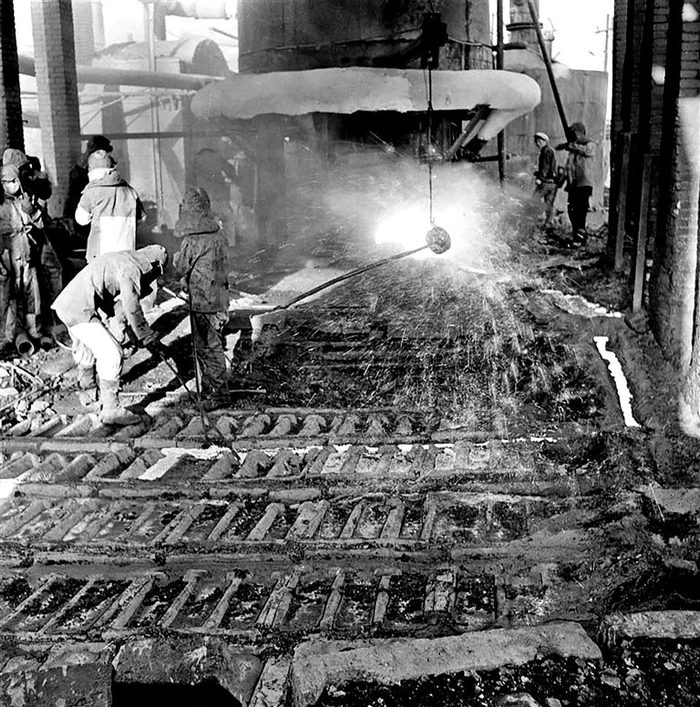 1960年，包钢“青年红旗炉”。原士辰 摄