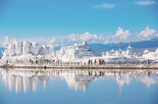 7月15日，游客走进茶卡盐湖景区，领略盐湖自然风光。王生荣 摄