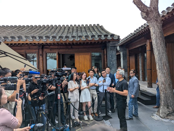 （链博会期间黄仁勋接受媒体采访 本报记者张旭/摄）