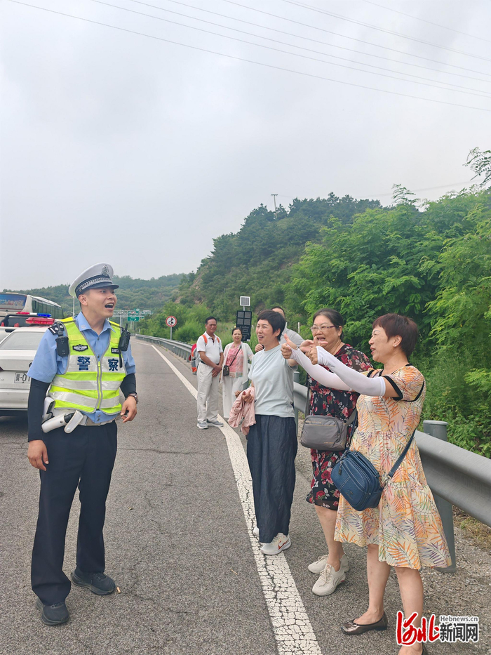 河北交警被广东游客点赞。（受访者姚少伦供图）