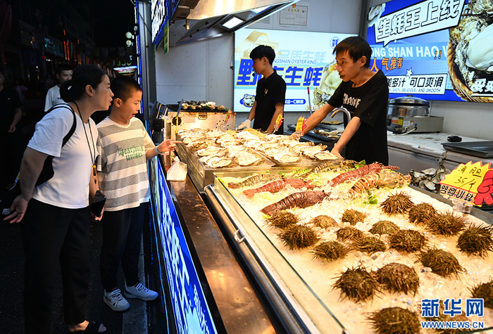 7月13日，顾客在福州达明美食街选购海鲜产品烧烤。新华社记者 林善传 摄