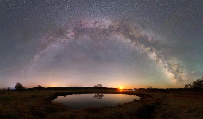 4月23日凌晨在位于黑龙江省牡丹江市镜泊湖景区拍摄的夜空（拼接照片） 新华社发（王宝勋 摄）