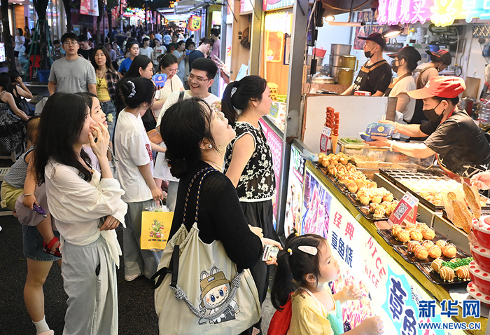7月13日，市民游客在福州达明美食街选购美食。新华社记者 林善传 摄