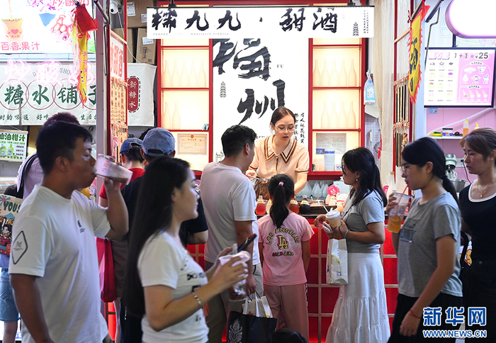 7月13日，顾客在购买各种饮料。新华社记者 林善传 摄