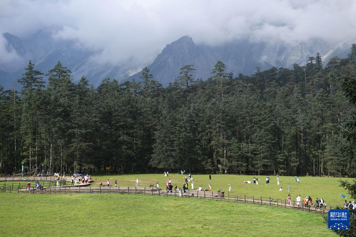7月14日，游人在云南丽江玉龙雪山景区游玩。新华社发（赵庆祖摄）