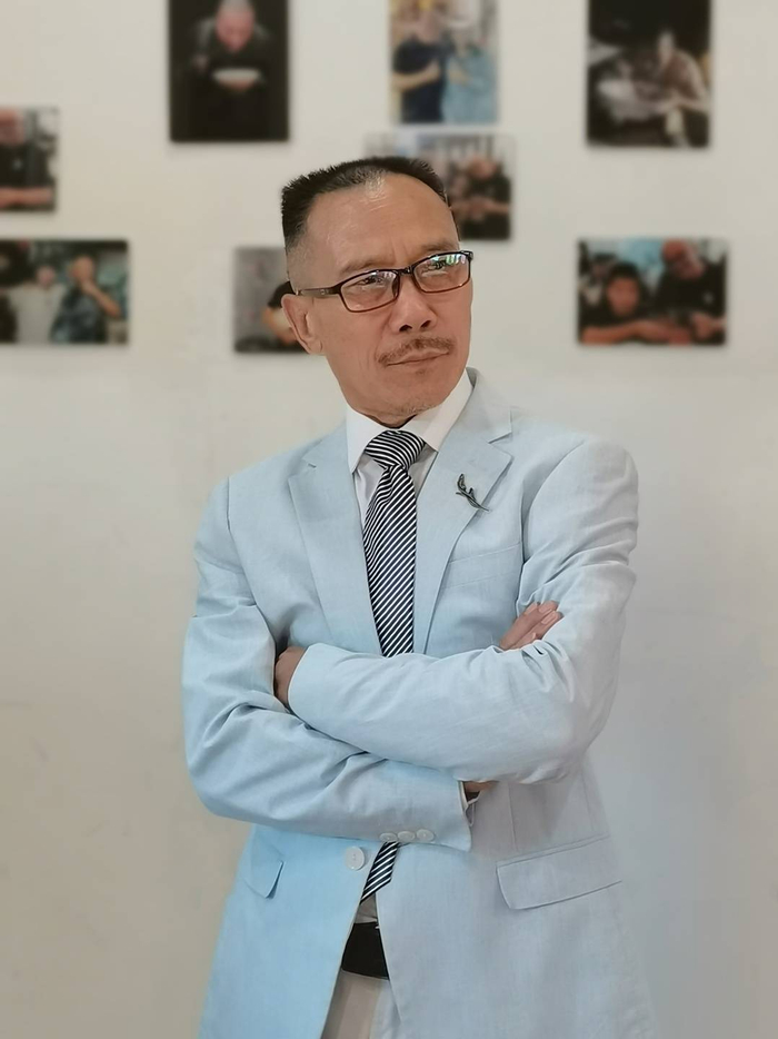 “灶台老顽童”薛明成在店里接受封面新闻记者采访