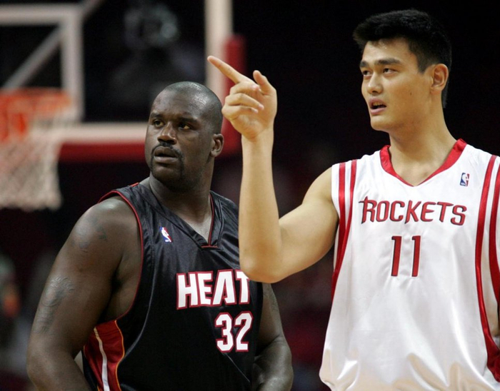 姚明（右）NBA生涯为对抗奥尼尔（左）等中锋不得不增重 中新社发  Ic/cnsphoto 摄