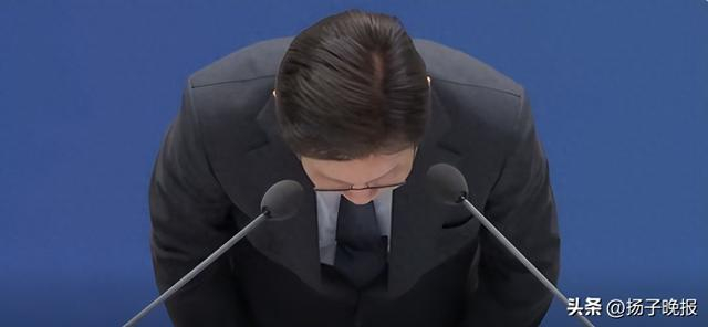 李在明起身鞠躬 图源：韩媒