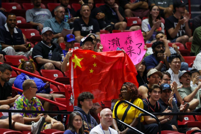 中国球迷在美国为杨瀚森助威 图/波特兰开拓者官方微博