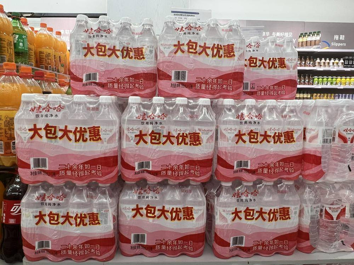 娃哈哈饮用纯净水；蓝鲸新闻 孙煜摄