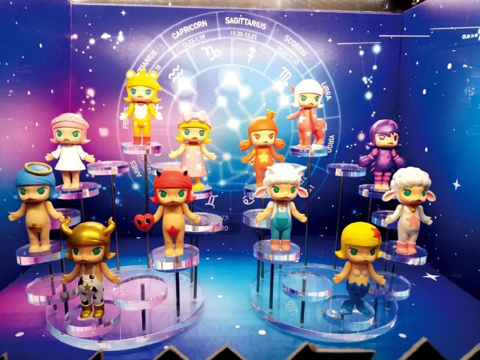 2018年11月，上海一泡泡玛特机器人自助售卖机中的POPMART十二星座系列产品。图/视觉中国