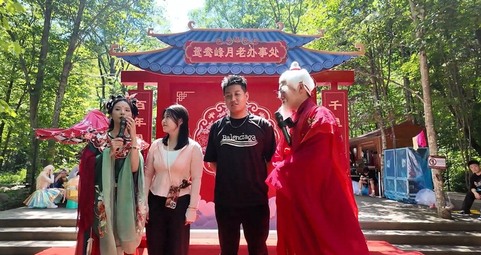 游客与演员互动