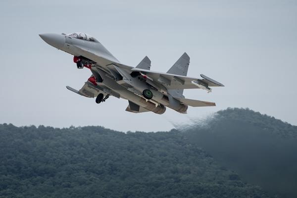 　　战机加力升空奔向预定空域。杨盼/摄