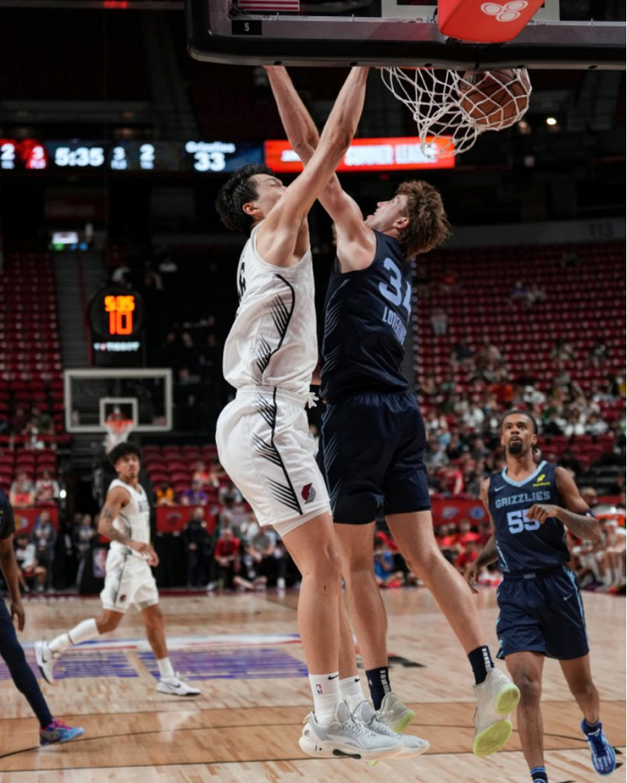 杨瀚森（左）在NBA夏季联赛炸裂扣篮 图/波特兰开拓者官方微博