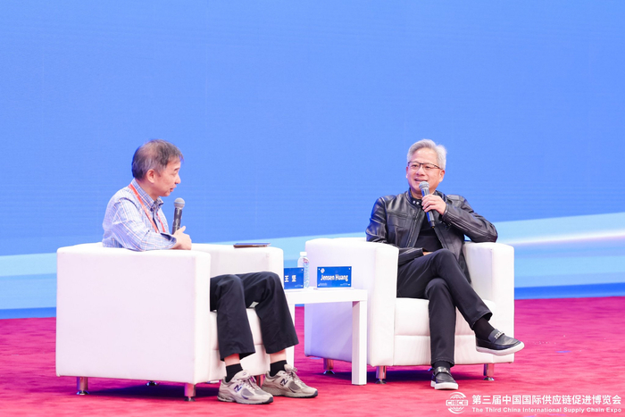 7月17日，之江实验室主任、阿里云创始人王坚院士对话英伟达创始人兼首席执行官黄仁勋。