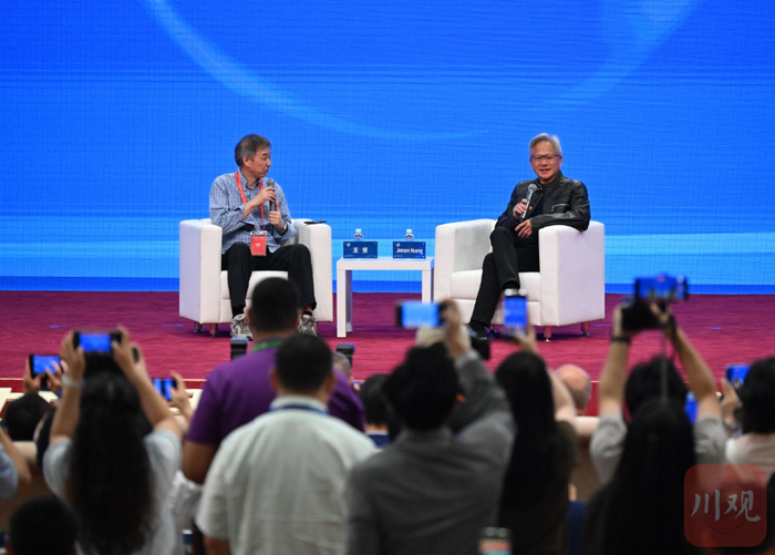 7月17日，黄仁勋赞中国AI大模型“世界级”。图源：川观新闻