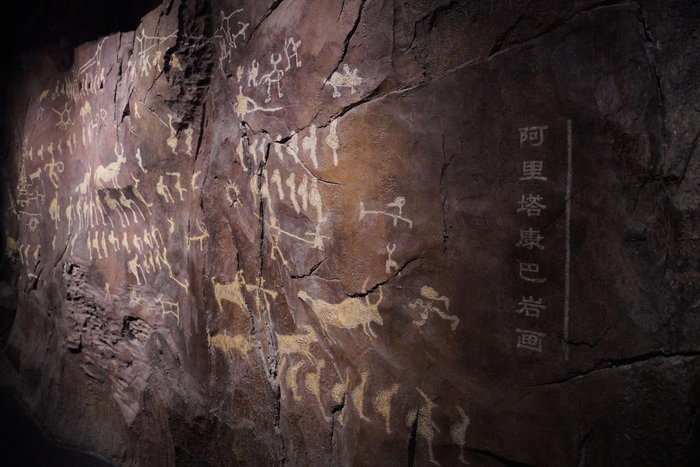 西藏博物馆，西藏历史文化展，独具代表的阿里塔康岩画（复制）。中国网记者 胡俊 摄