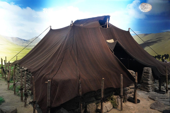 西藏民俗文化展，展现西藏人民群众独特的建筑文化，这是当地牧民使用的牦牛毛毡房。中国网记者 胡俊 摄