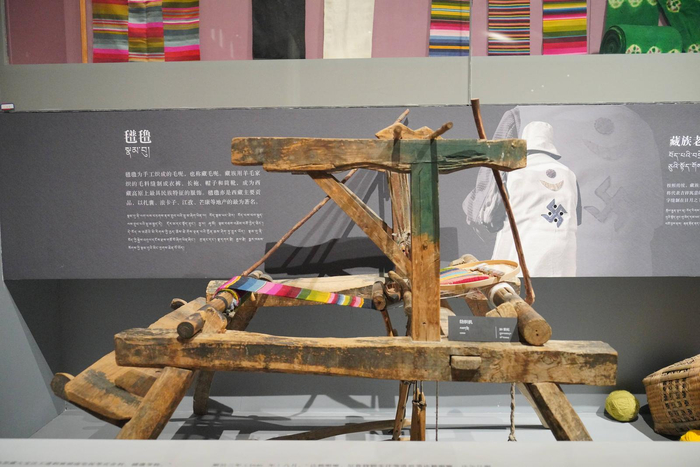 西藏民俗文化展，展现西藏人民群众独特的农耕文化，这是西藏毛毯的织布工具。中国网记者 胡俊 摄