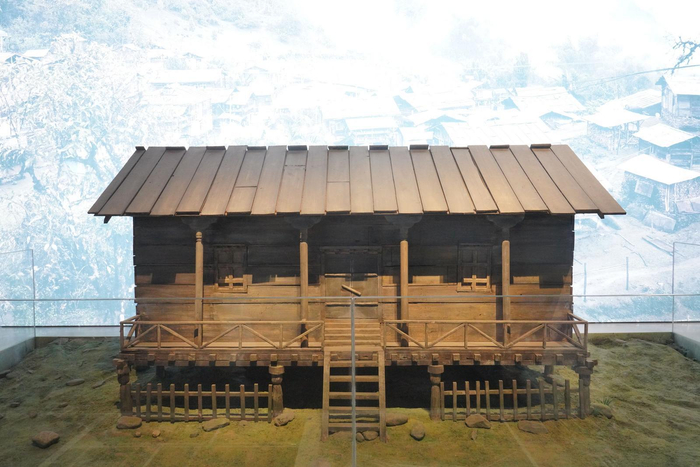 西藏民俗文化展，展现西藏人民群众独特的建筑文化，这是夏尔巴人的木屋（模型）。中国网记者 胡俊 摄