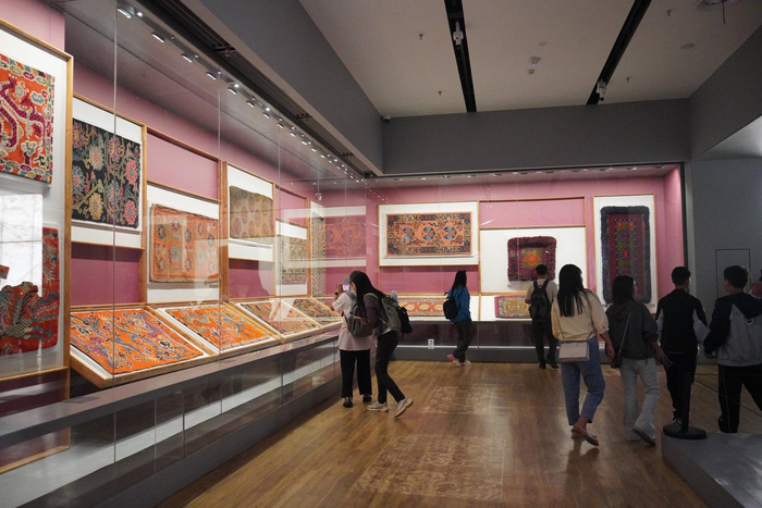 西藏民俗文化展，展现西藏人民群众独特的农耕文化，这是西藏各类手工纺织品。中国网记者 胡俊 摄