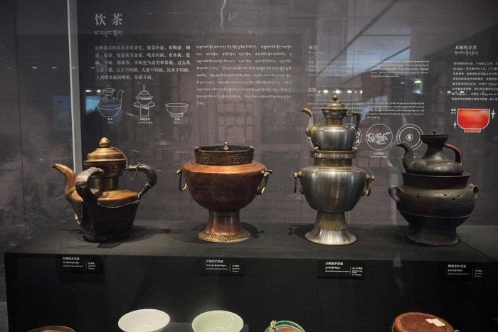 西藏民俗文化展，展现西藏人民群众独特的饮茶文化，这是部分茶具陈列。中国网记者 胡俊 摄