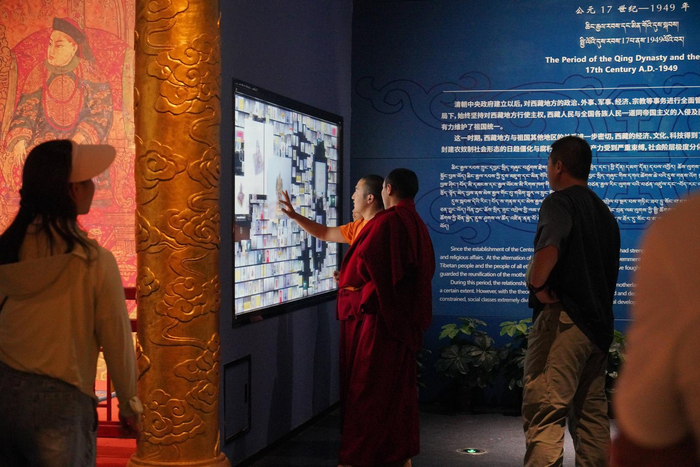 西藏博物馆，西藏历史文化展，游客参观互动。中国网记者 胡俊 摄