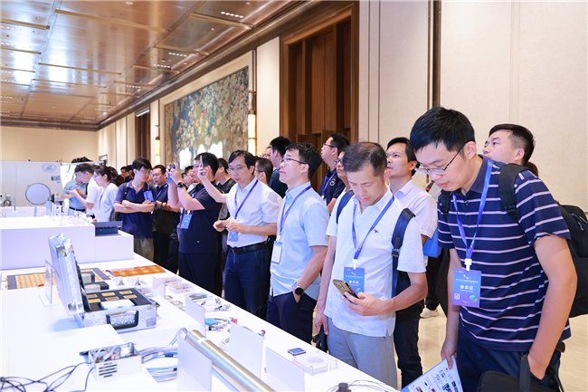 图16 参观科技创新成果展示