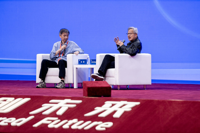 ▲7月17日，黄仁勋与王坚进行炉边谈话 图据视觉中国