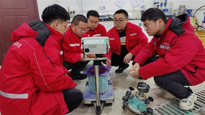     兵团水利水电工程集团有限公司试验检测员正在进行混凝土含气量测定仪曲线率定试验（资料图片）。王艳荣  摄