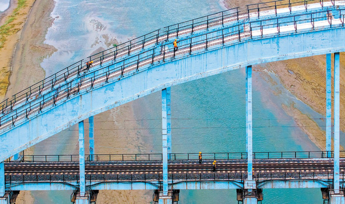 　　工务桥梁维护人员对丰沙线最大桥梁7号桥进行定期巡检。孙立君摄