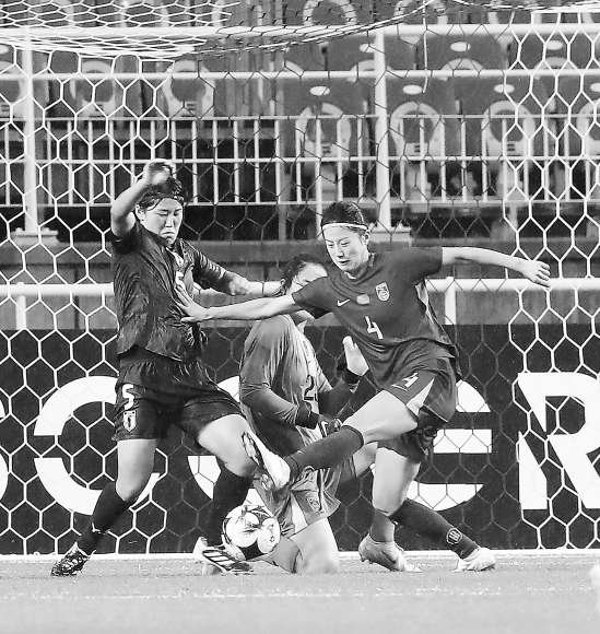 中国队球员汪琳琳（右）与日本队球员高桥花（左）在比赛中拼抢。新华社供图