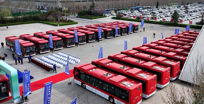     山东重工旗下中通客车出口智利的895辆纯电动客车订单的首批车辆，在山东聊城隆重发车