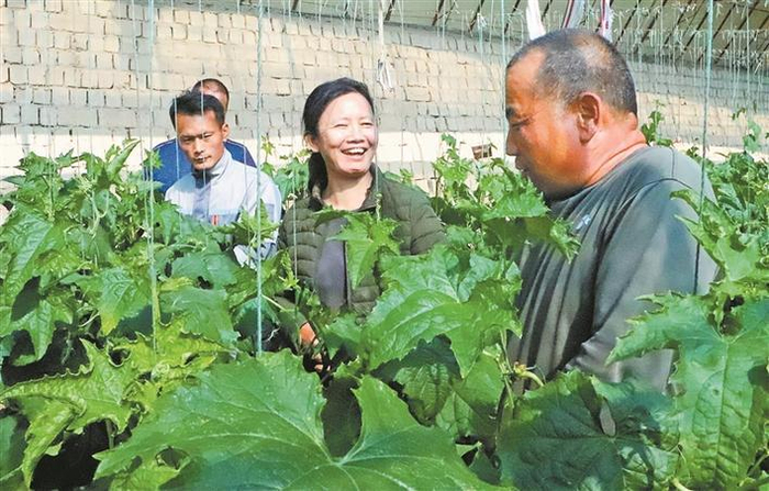     十三师黄田农场五连职工朱广兰（右二）为职工群众讲授“流动思政课”（资料图片）。    兵团日报常驻记者  李欣弈  摄