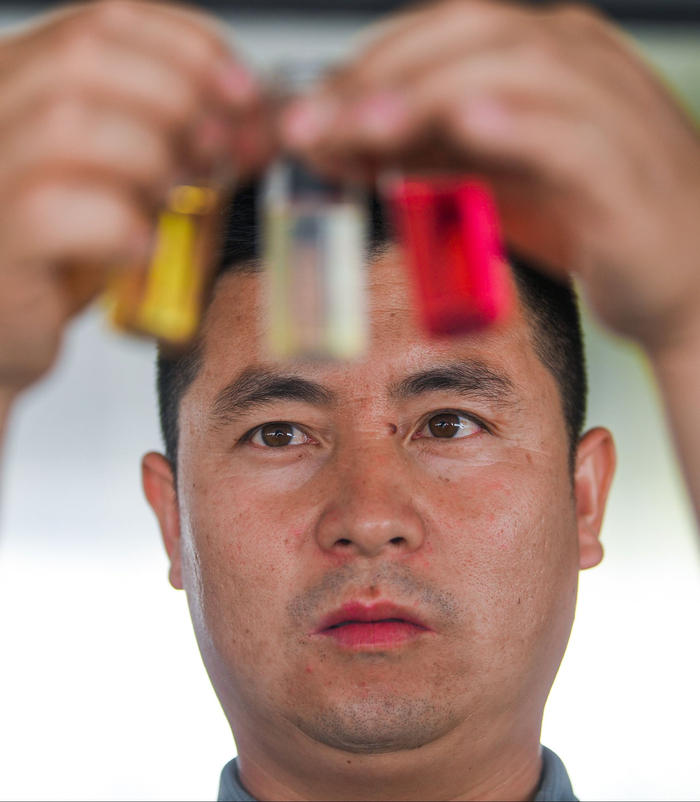 工作人员测取水中的氨氮、亚硝酸盐、酸碱度等指标，确保为鱼类提供适合快速生长的水环境。