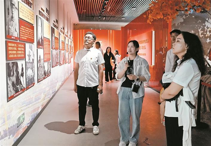     十三师新星市干部职工参观红星二场军垦博物馆（摄于7月5日）。    兵团日报全媒体记者  赵宝山  通讯员  商凯旋  摄