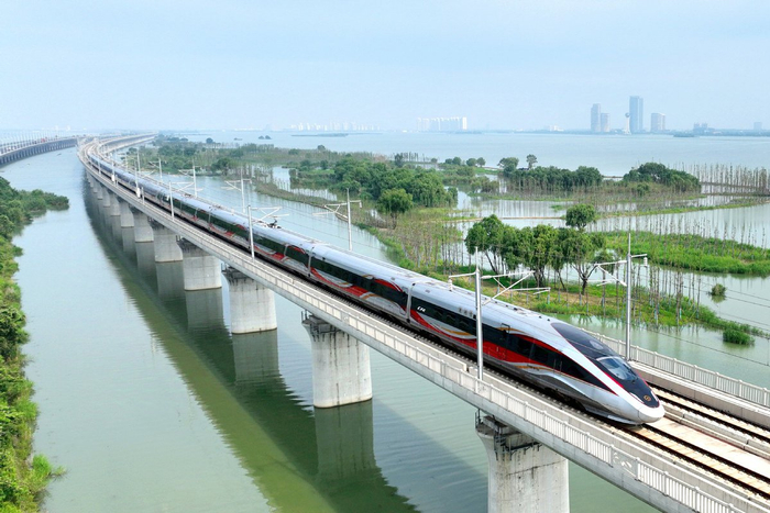 6月30日，一列动车组列车经过沪宁沿江高铁江苏常州段（无人机照片）。（图片来源：新华社）