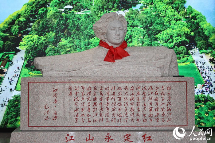 龙岩永定红石材循环经济产业园内的微型青年毛泽东艺术雕像。人民网 李昌乾摄