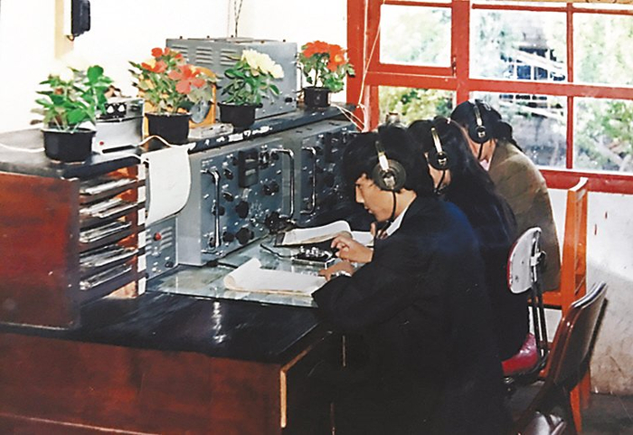 20世纪70－80年代业务人员通过莫尔斯电台传输气象资料。昌都市气象局供图