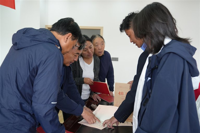 图为群众核对房产证信息。（资料图）　西藏日报记者　格桑伦珠　通讯员　次旺罗布　摄