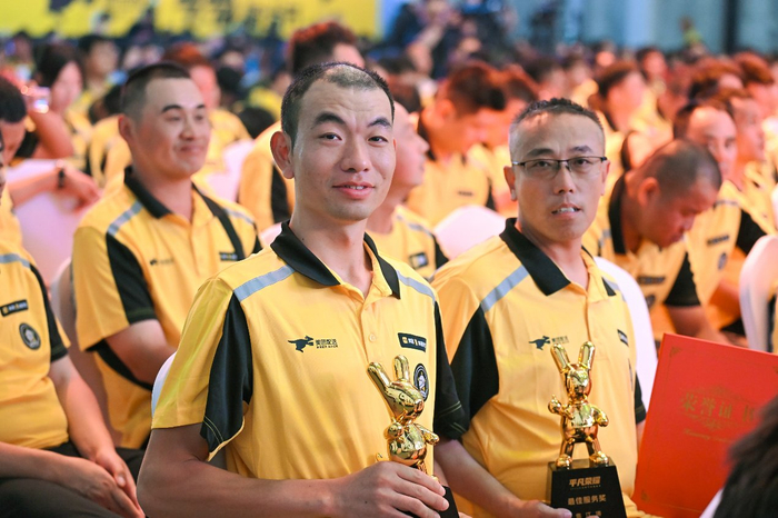 ▲“717骑士节”上，多名骑手获得“最佳服务奖”“年度先锋骑手”等荣誉 （摄影：严炎）