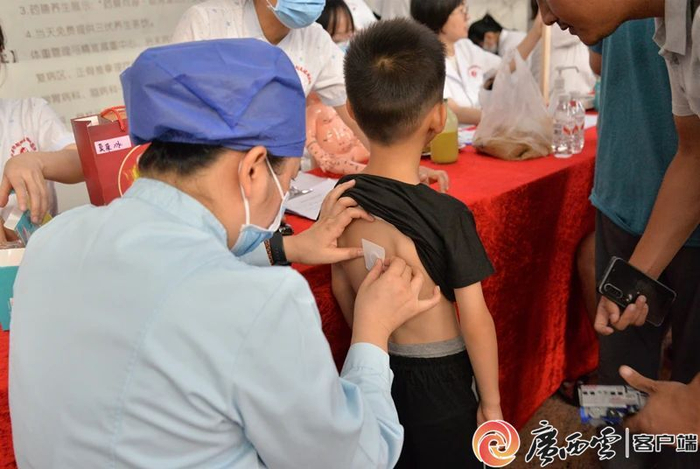 医护人员为市民贴三伏贴。通讯员 韦安静 摄
