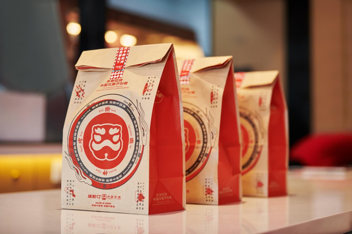 塔斯汀店员为顾客打包好的外卖。图/塔斯汀官网